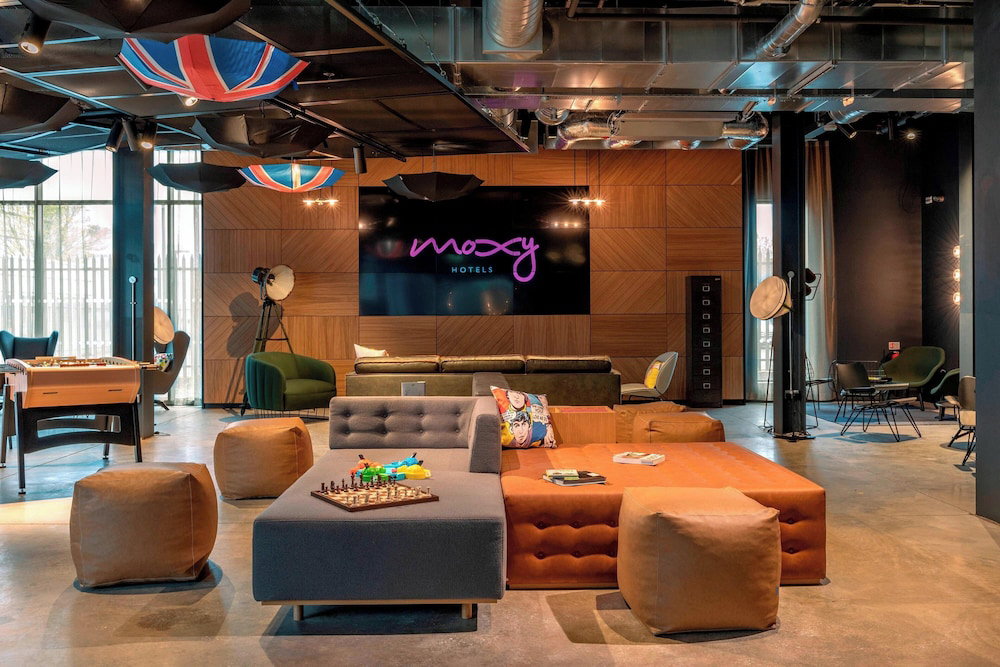Hotel Moxy London Heathrow Airport