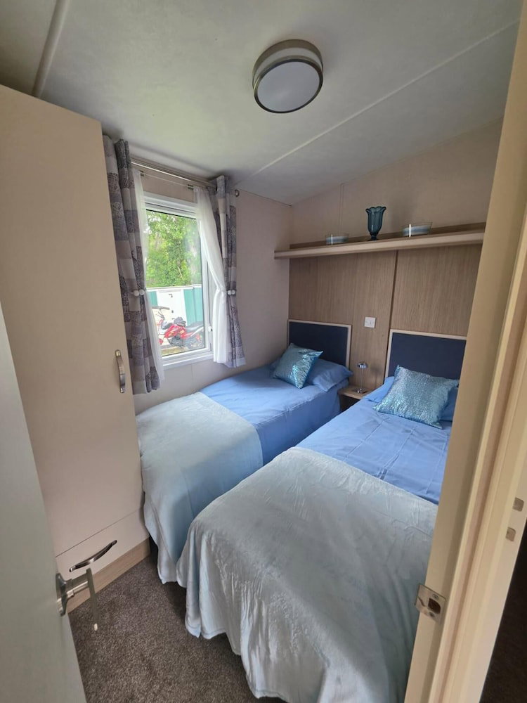 Chalet Sleeps 5, Patio, Pet-Friendly, Pool