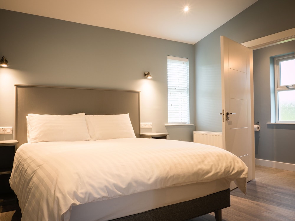 Executive Lakeside Lodge At Mullans Bay