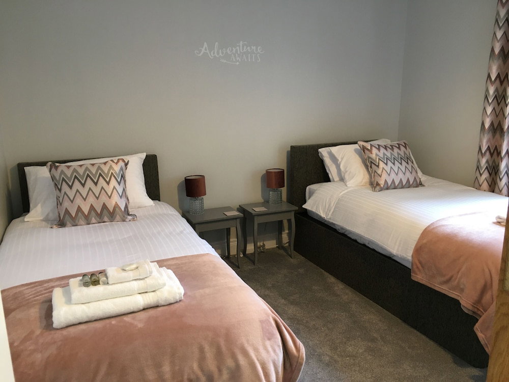 Sea & Mountain View-Garden-Wi-Fi-Parking- Sleeps 4