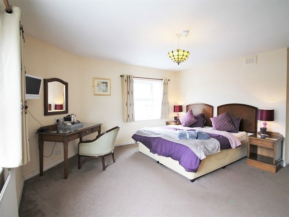 Summerfield Pub & Boutique Rooms