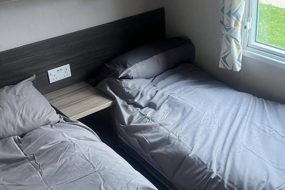 Caravan- Sleeps 6, 2 Bedrooms - Thurston Manor