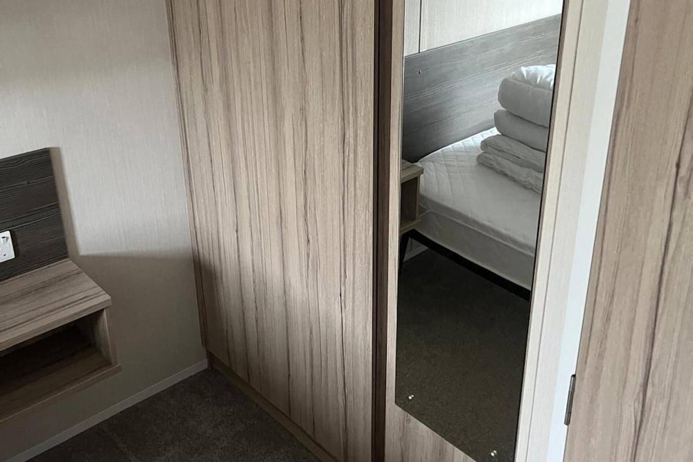 Caravan- Sleeps 6, 2 Bedrooms - Thurston Manor