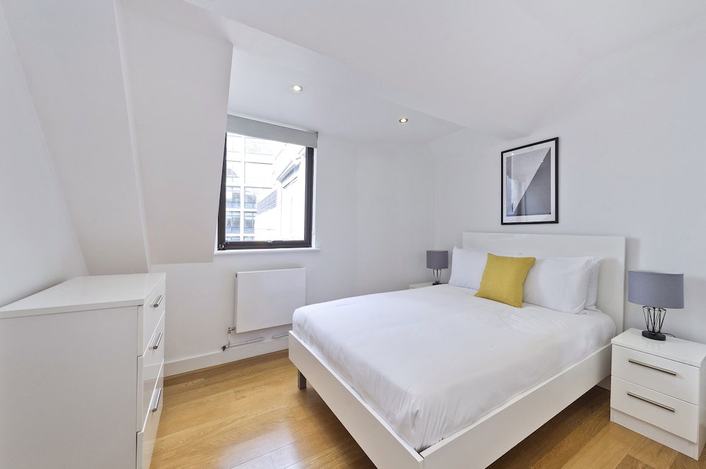Red Lion Court By City2Stay