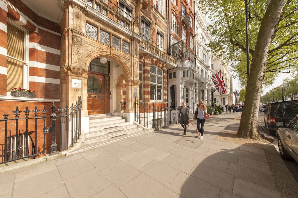 Hotel Astor Hyde Park – 18 To 40 Years
