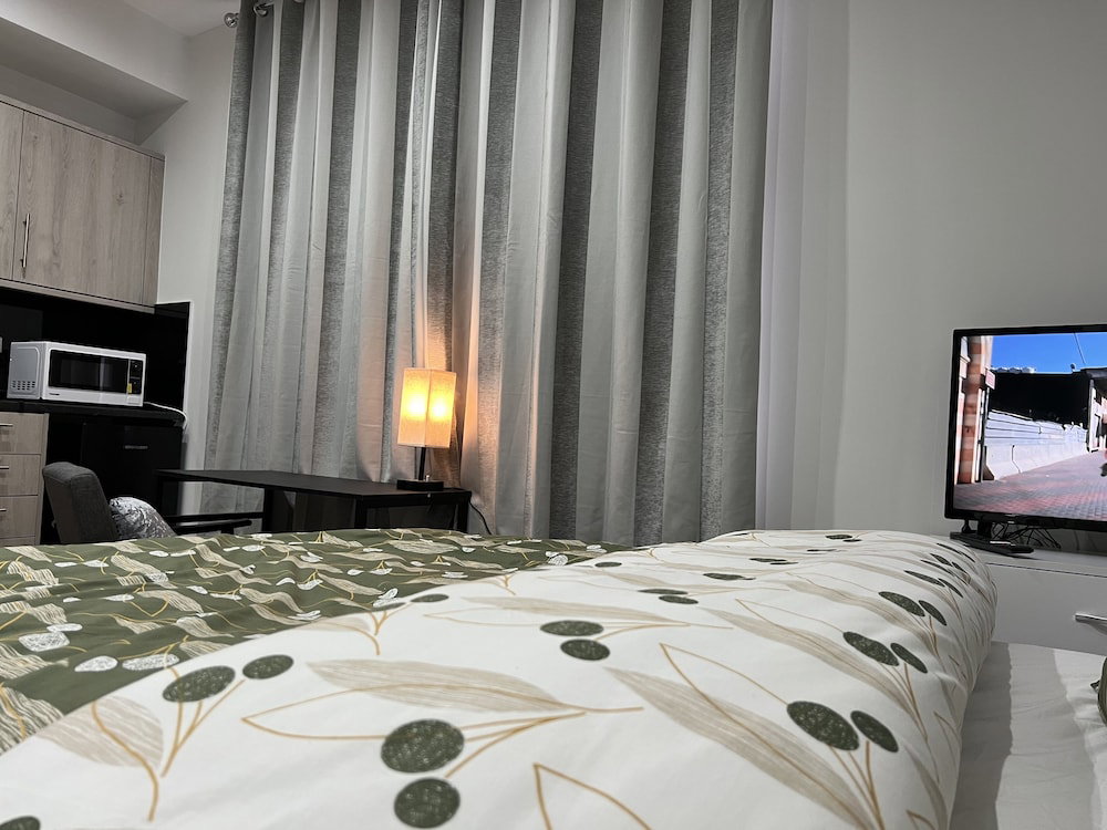 Hotel Entire Studio Apartment - London