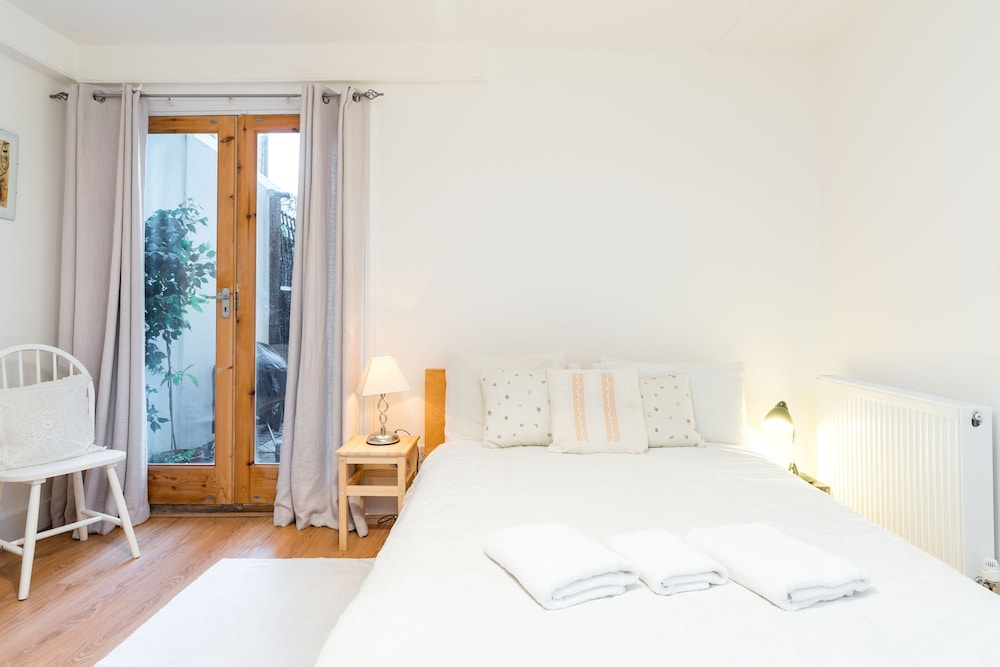 New Stylish 1 Bedroom Flat With Garden London