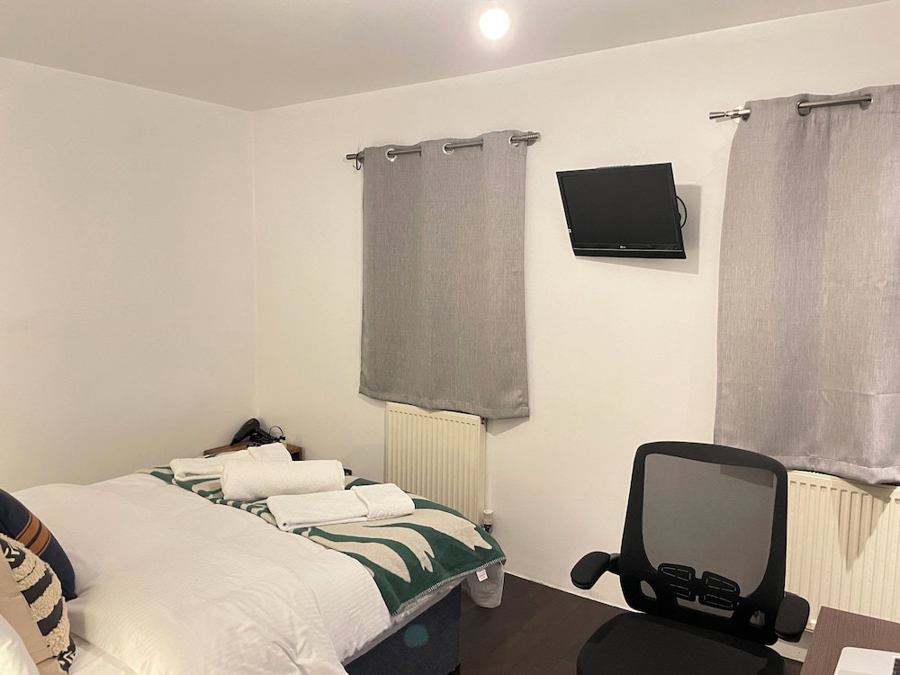 Stepney Green Gated Area With Parking & Garden