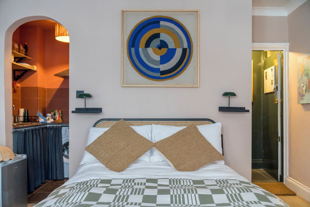 Hotel Charming Studio Moments From Portobello