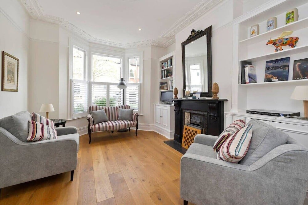 Spacious 4 Bed House, Battersea
