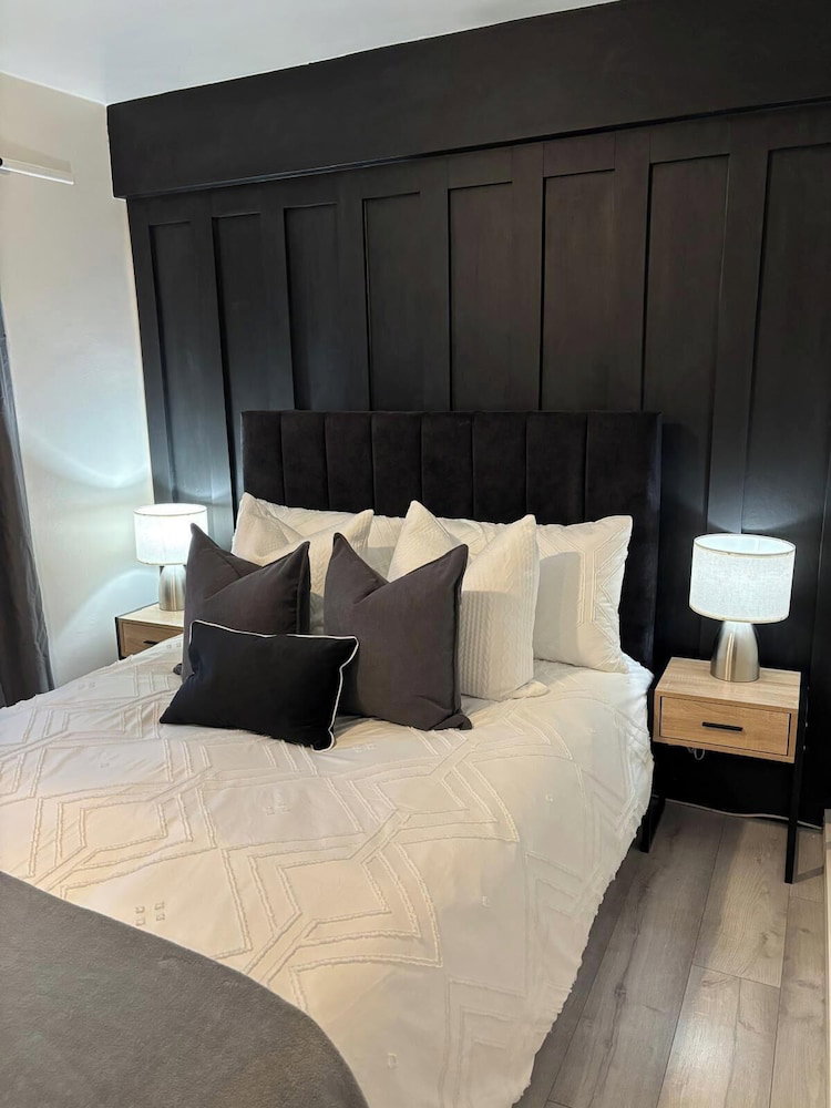 Hotel 1 Bed Flat - Sleeps 2 - Parking - Wifi