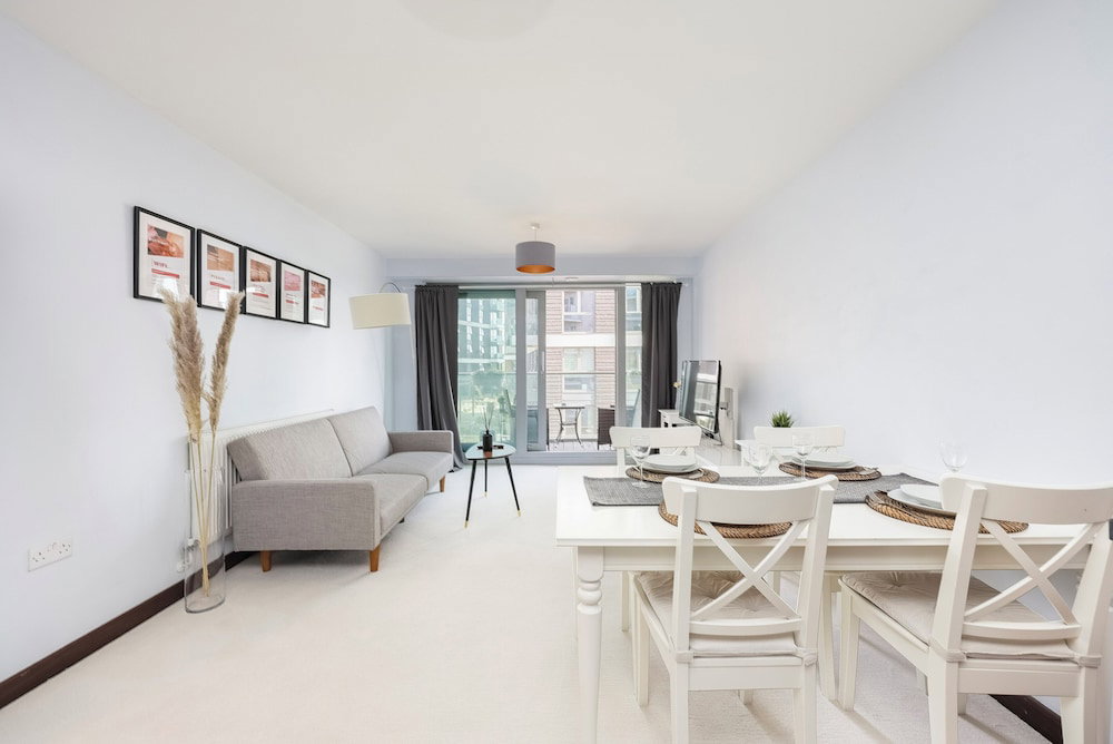 Modern Apartment W/ Balcony By Mss