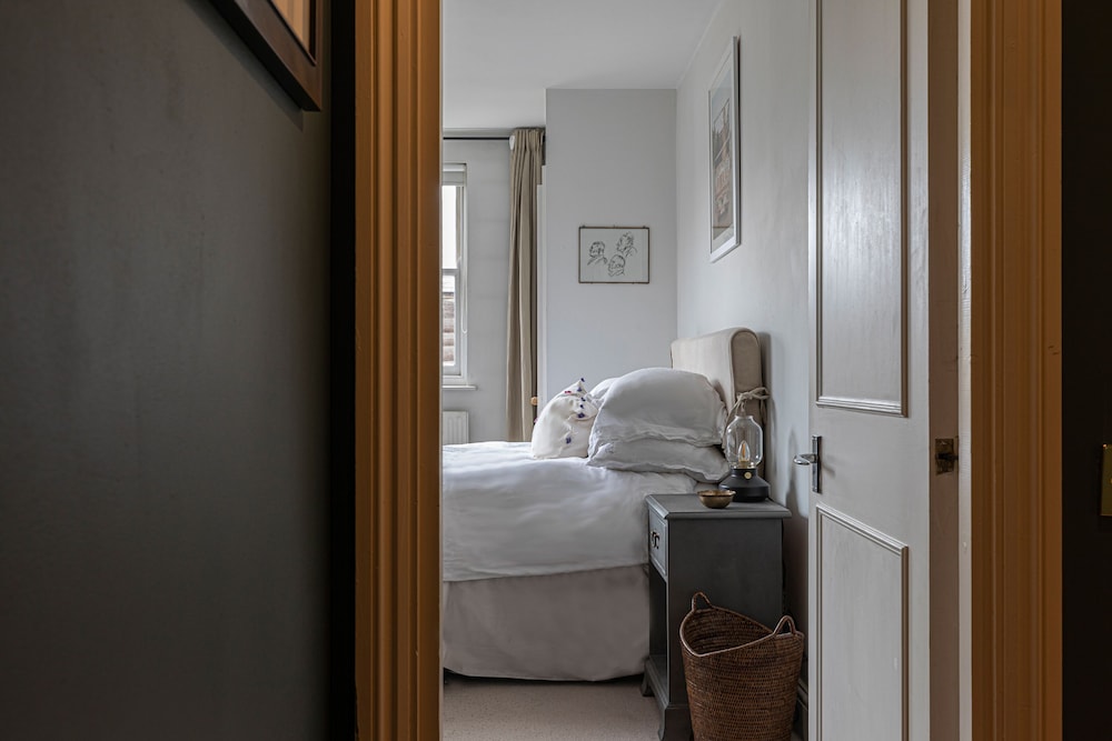 Joivy Stylish 2-Bed Flat W/ Terrace Near Battersea Park