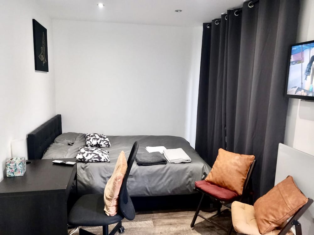 Cosy 1-Bed Studio In Northolt