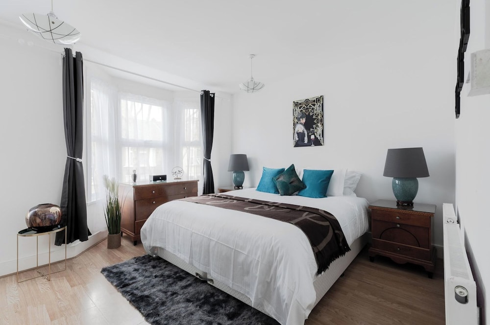 Hotel 4 Bed House - Sleeps 6 - Garden, Pets, Wifi