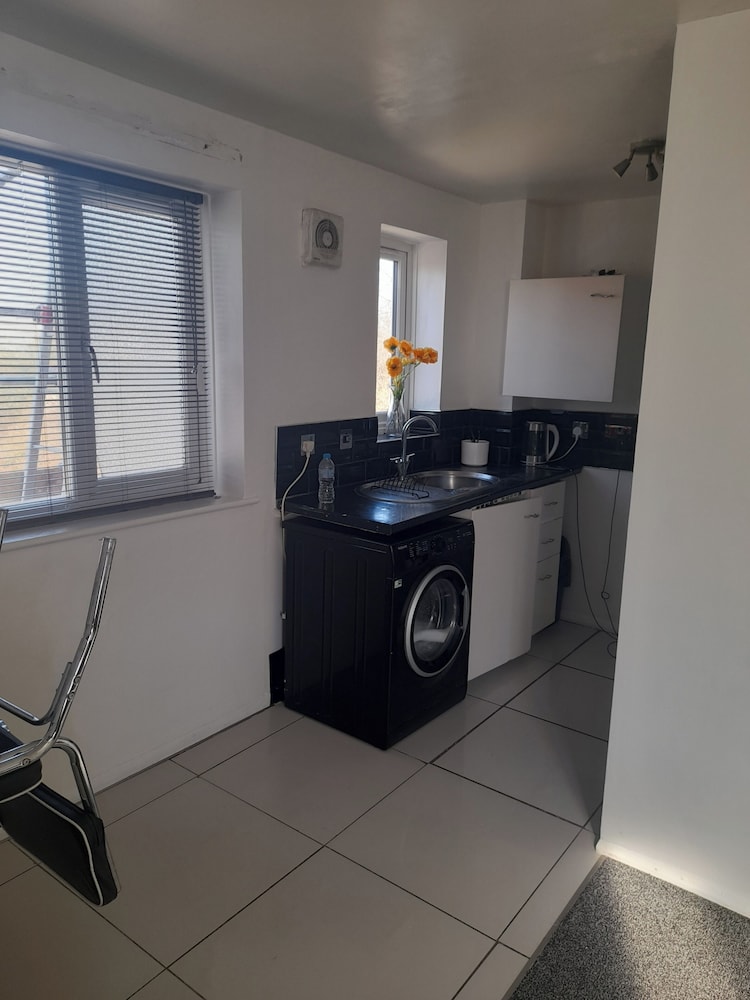 Hotel 1 Bed Flat - Sleeps 2 - Parking - Wifi
