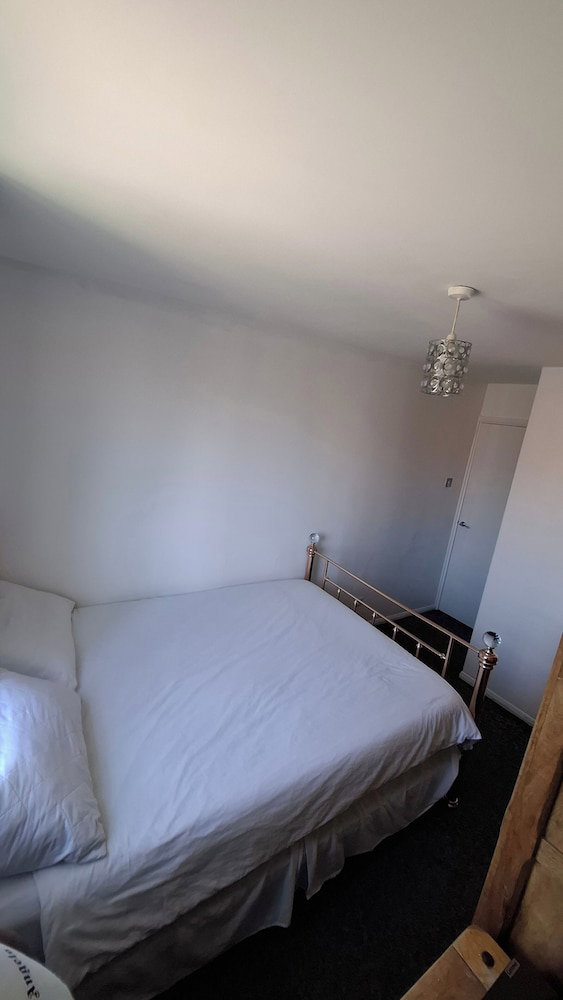 1 Bed Flat - Sleeps 2 - Parking - Wifi