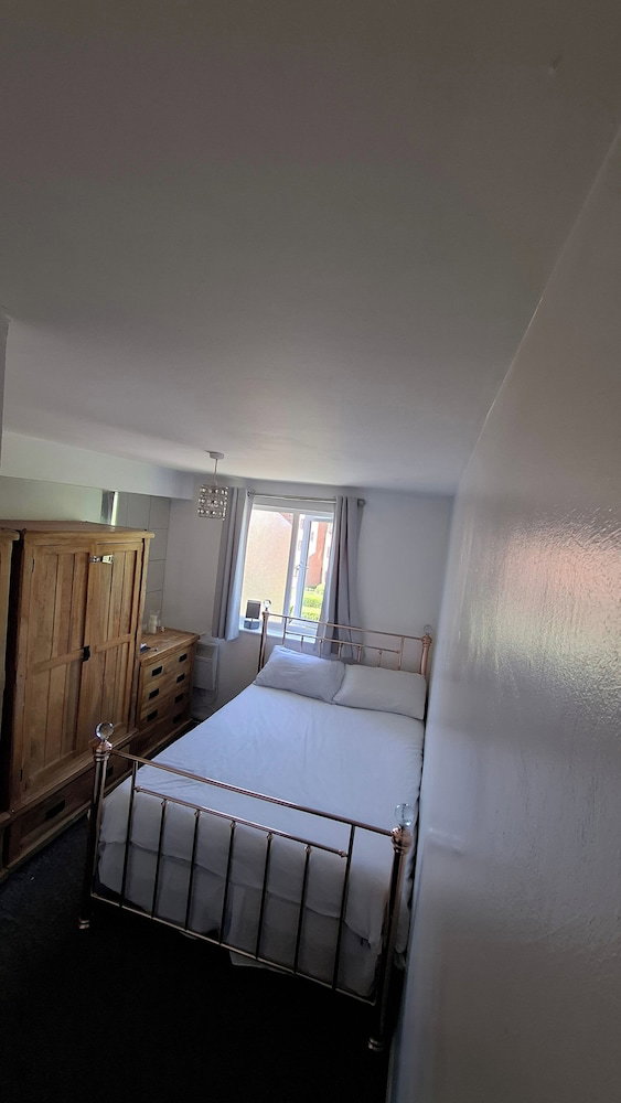 1 Bed Flat - Sleeps 2 - Parking - Wifi