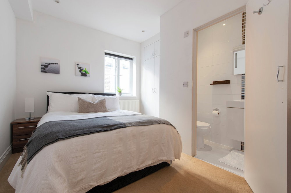 Ealing 3 Bath Flat With Parking 10 Mins To Station