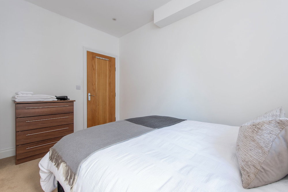 Ealing 3 Bath Flat With Parking 10 Mins To Station