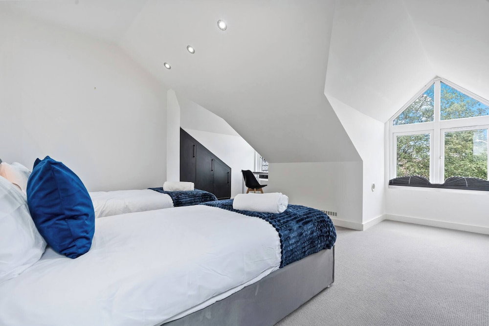 Luxury 2 Bed Penthouse With Views Over London With Free Parking