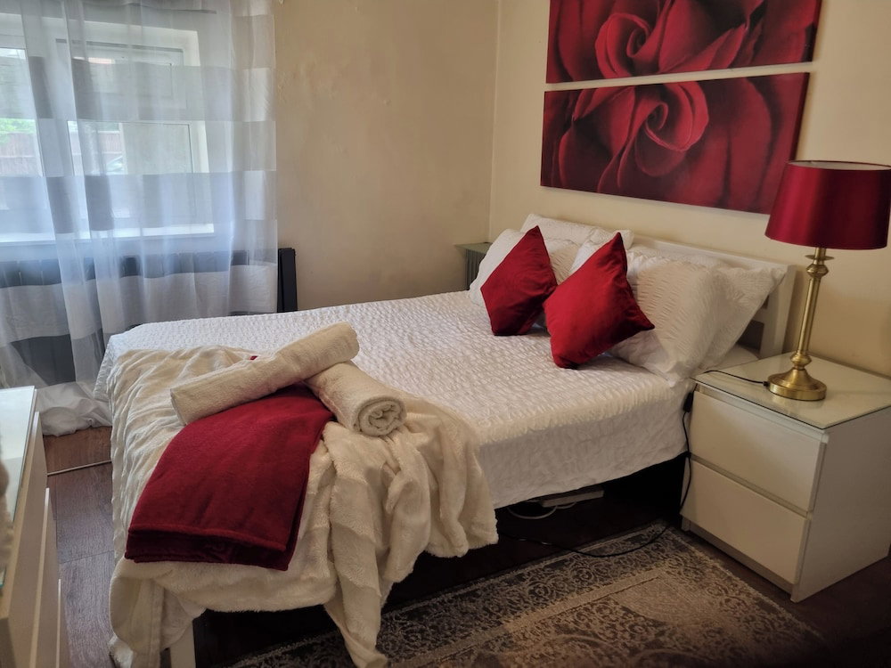 Ground Floor Flat, Free Parking, Near Tube Station