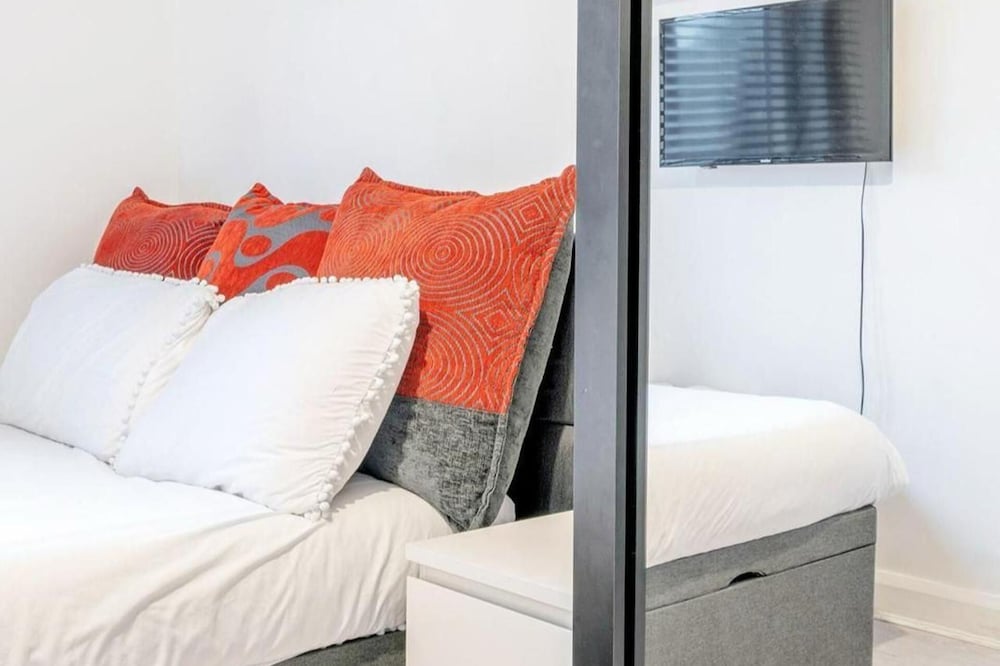Luxury Central London Balcony 1-Bed Apt W/ Parking