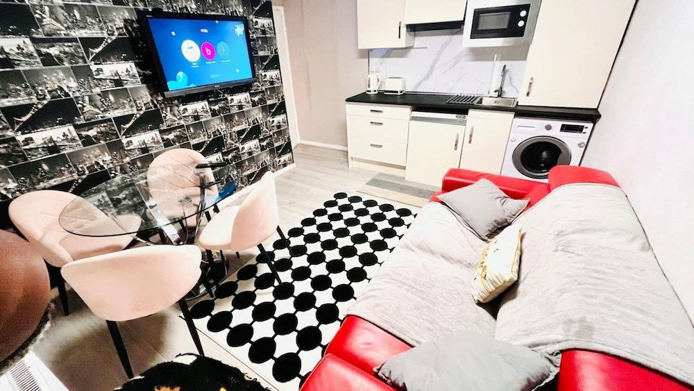 Hotel Apartment Sleeps 6 With Parking