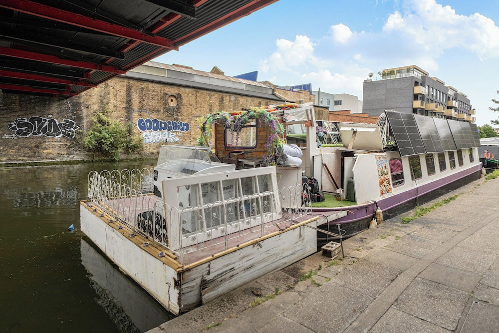 Unique Houseboat Retreat For 4 With Cafe