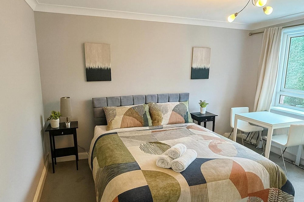 Hotel 2 Bed Apartment - Sleeps 4 - Parking - Wifi