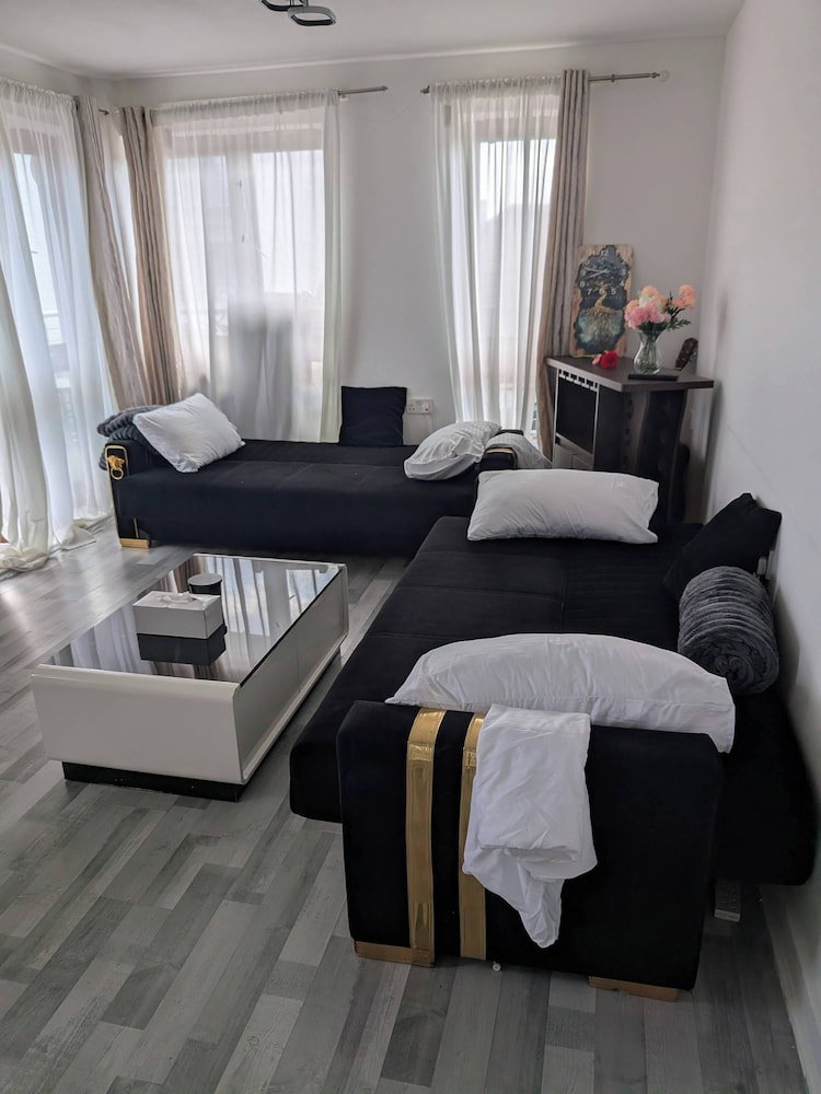 Apartment Sleeps 6 With Parking