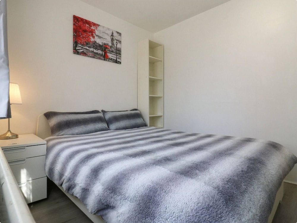 Modern Family Home Near Greenwich With Spacious Garden, Parking Space For 2 Cars