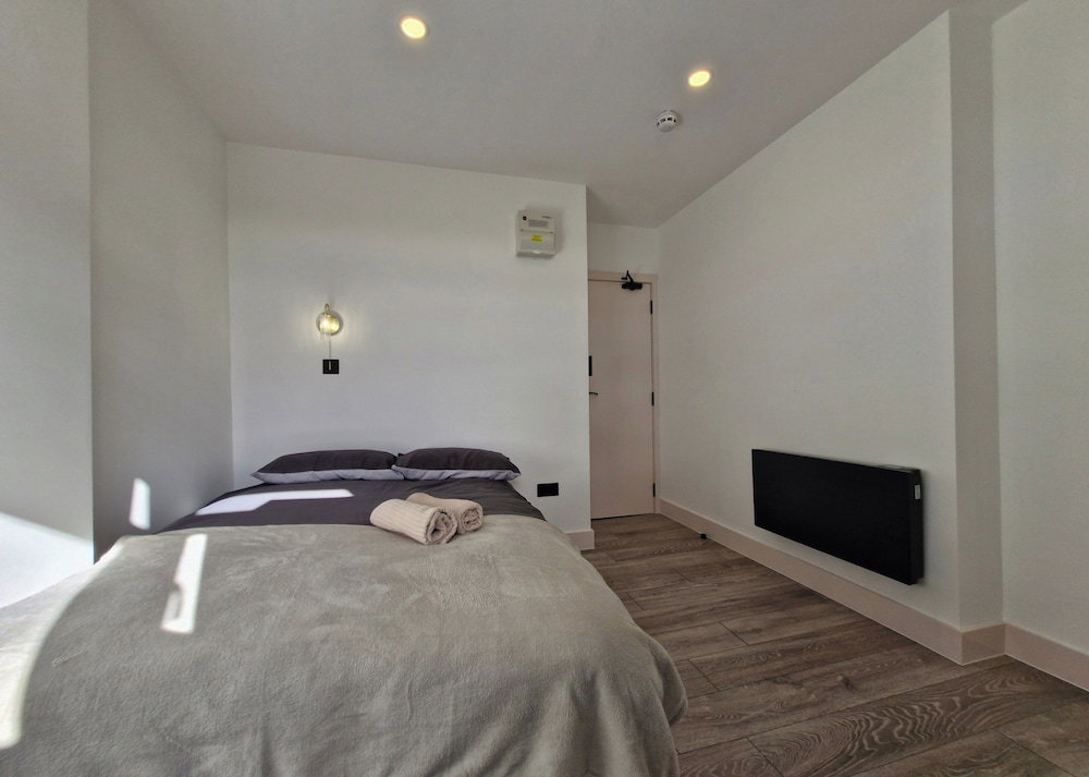 Hotel Studio - Sleeps 2 - Wifi - Free Secure Parking