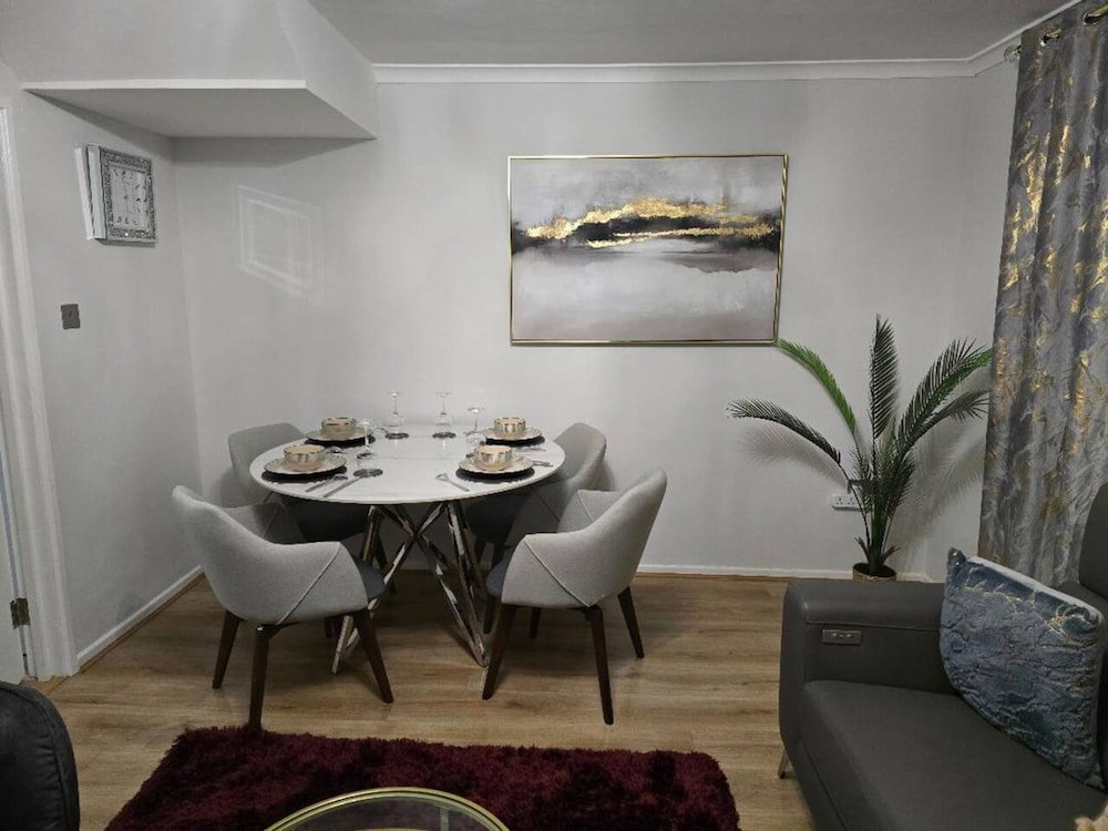 Hornchurch Cozy 2-Bed Flat With Street Parking