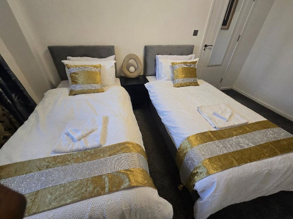Hornchurch Cozy 2-Bed Flat With Street Parking