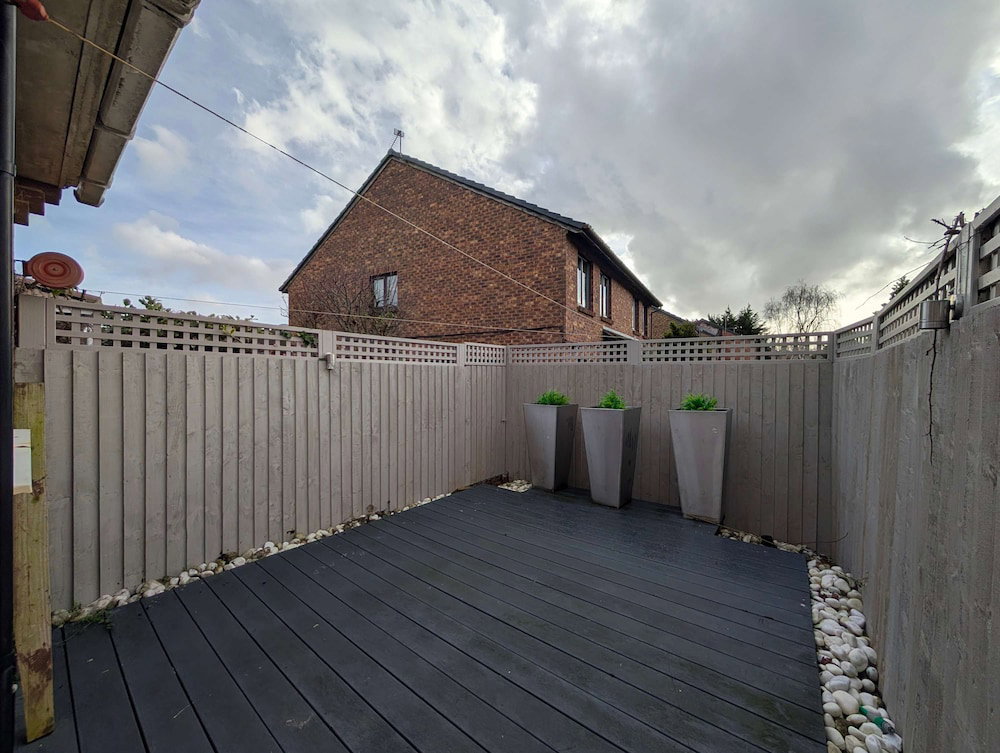 Comfortable 2-Bedroom House With Free Parking