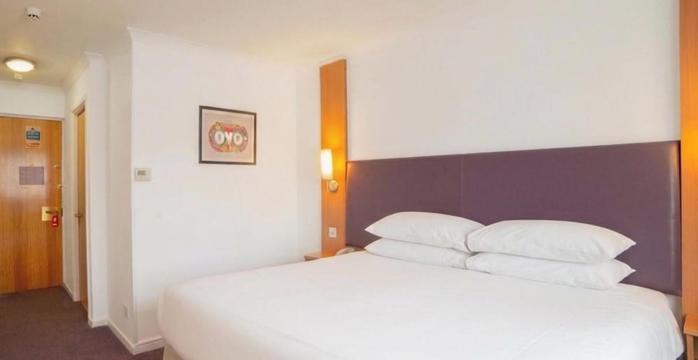 Hotel Oyo Lakeside Haydock Hotel, St Helens, A580 East Lancs, Garswood Old Road