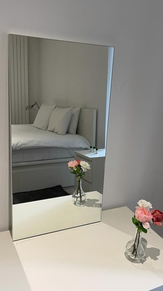 Fully Serviced One Bed Apartment In Rw