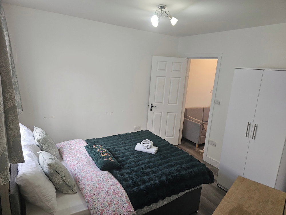 House - Sleeps 2 - Royal Vic Station 5 Mins Walk