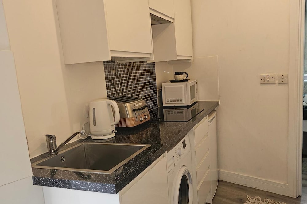 House - Sleeps 2 - Royal Vic Station 5 Mins Walk