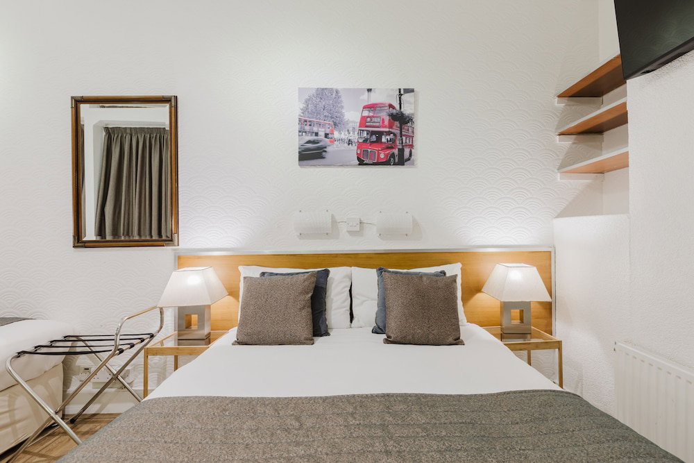Falcon Hotel