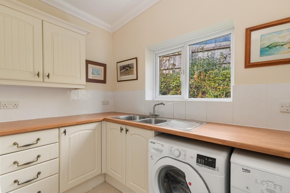 Sunningdale - Beach Side Cottage Sea Views Parking