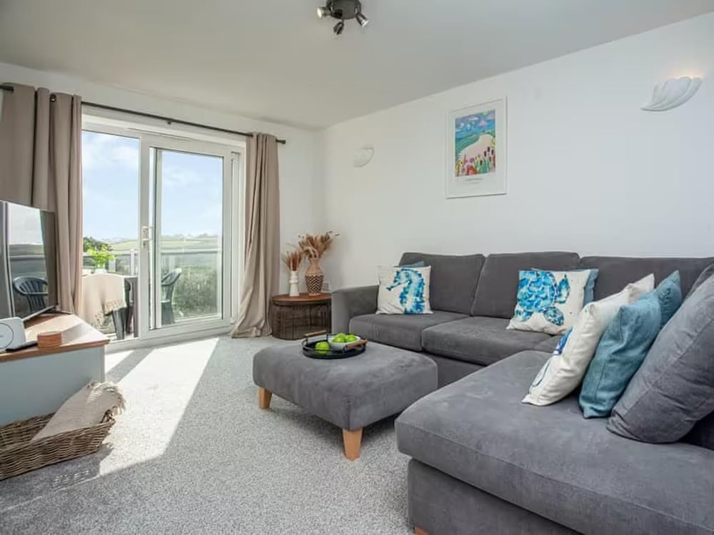 Hotel Spacious 3 Bed House - Sleeps 6 - Parking - Wifi