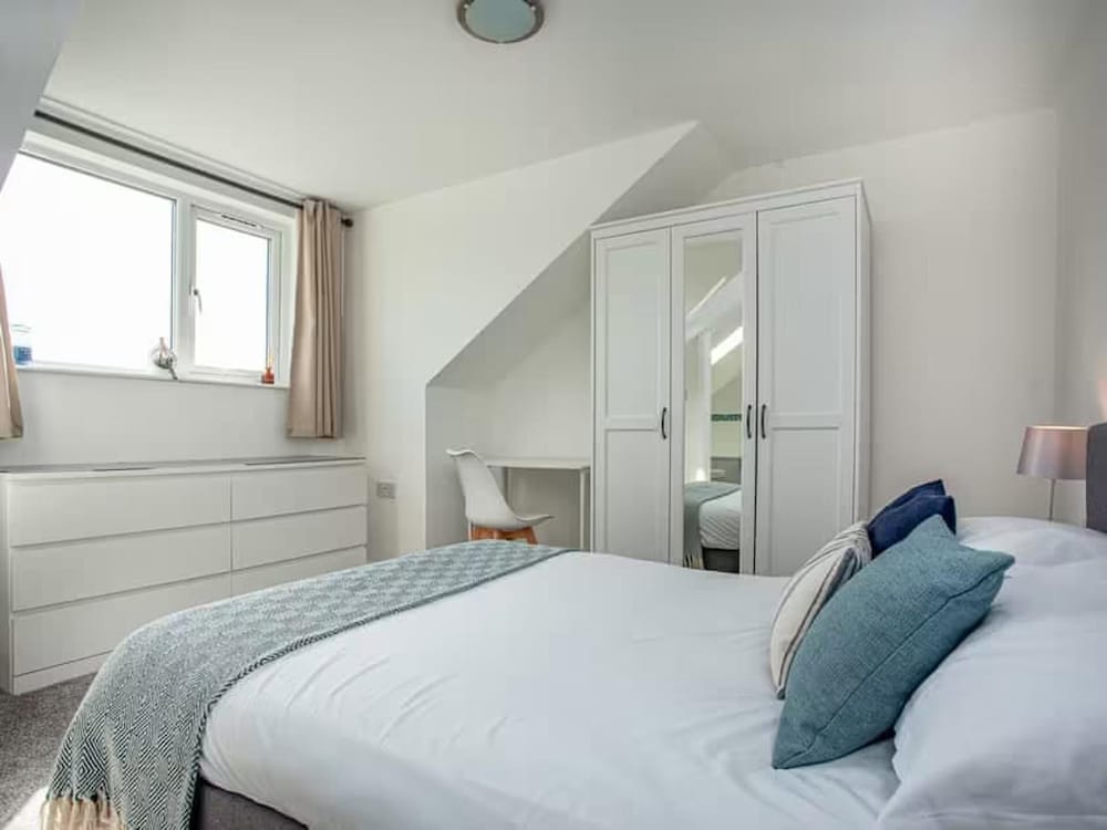 Spacious 3 Bed House - Sleeps 6 - Parking - Wifi