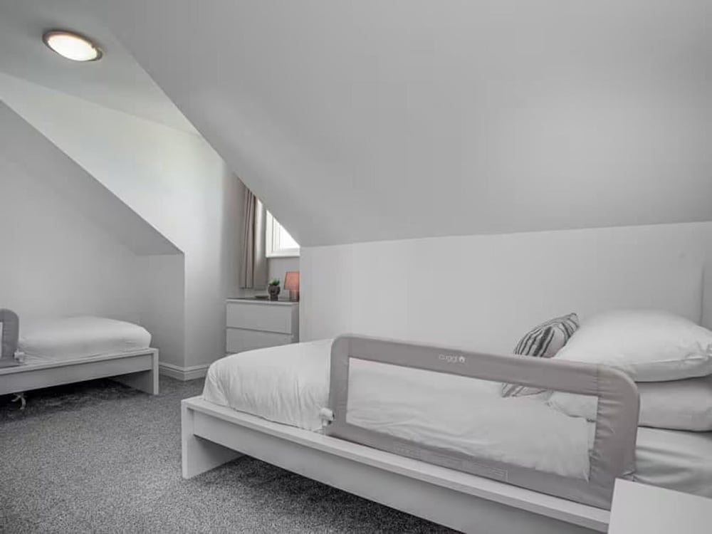 Spacious 3 Bed House - Sleeps 6 - Parking - Wifi