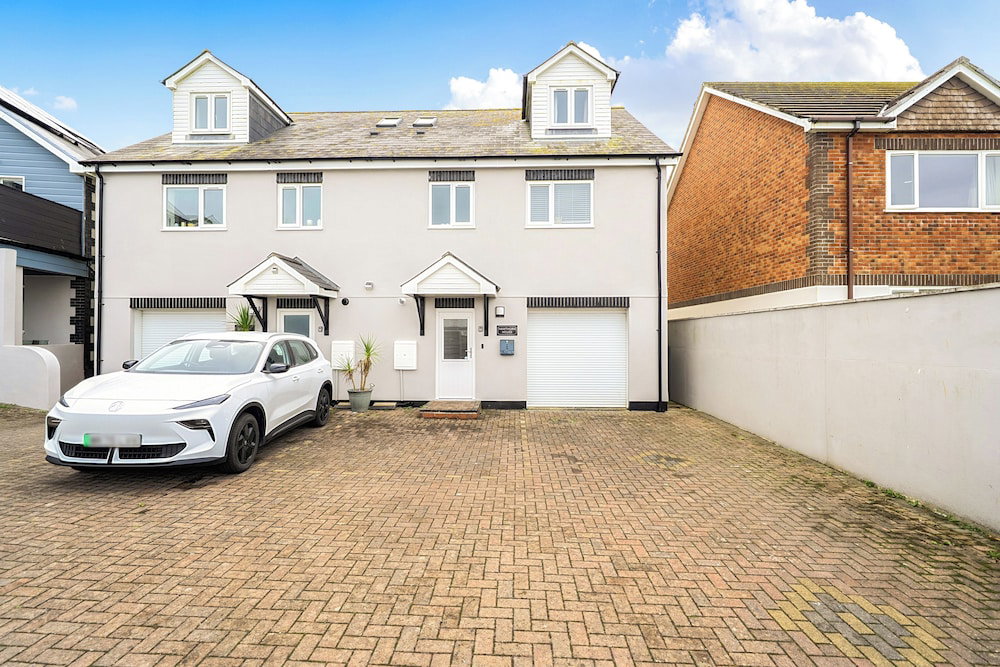 Spacious 3 Bed House - Sleeps 6 - Parking - Wifi