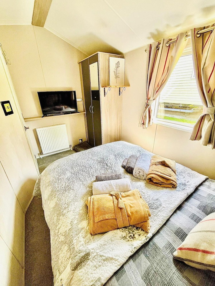 Cozy Newquay Lodge With Private Hot Tub,
