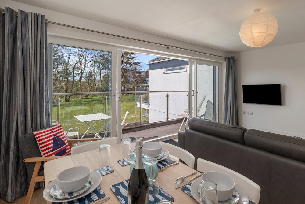 Coedrath Park 20 - Modern Apartment Close To The Beach