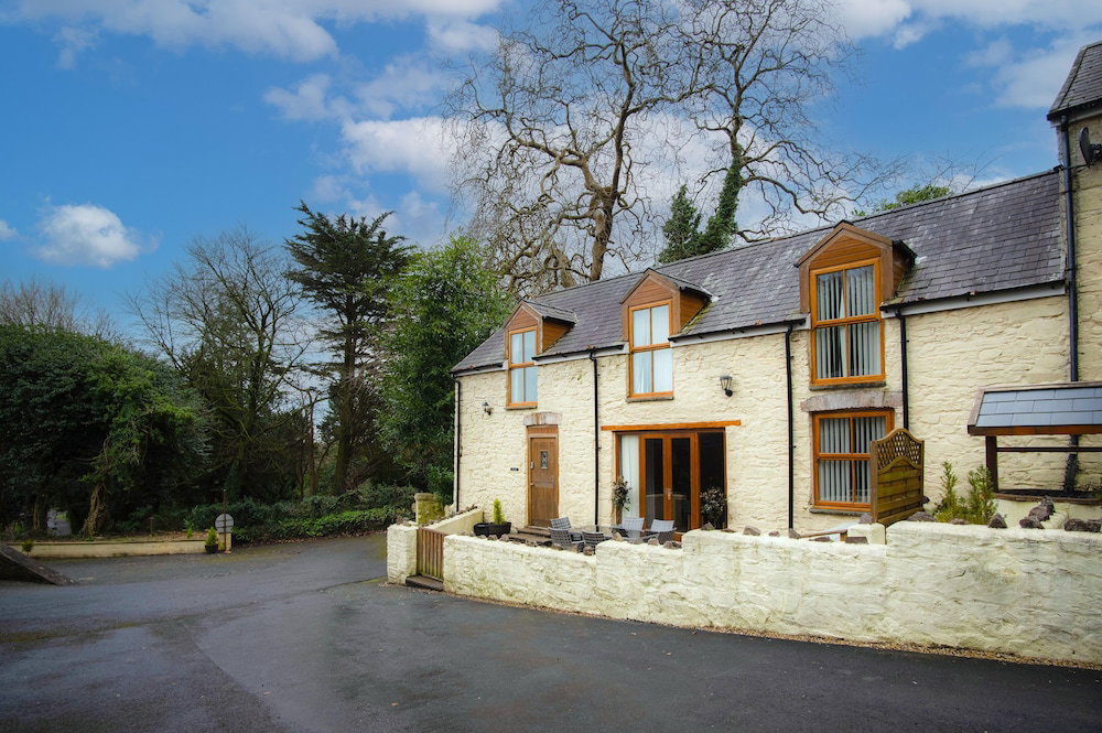 Hotel Rose Coach House - 3 Bedroom Cottage - Pendine