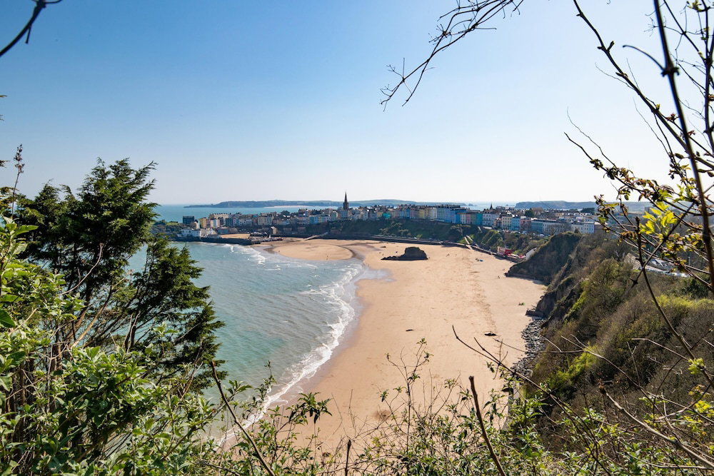 Connaught House - Central Location Near The Beach